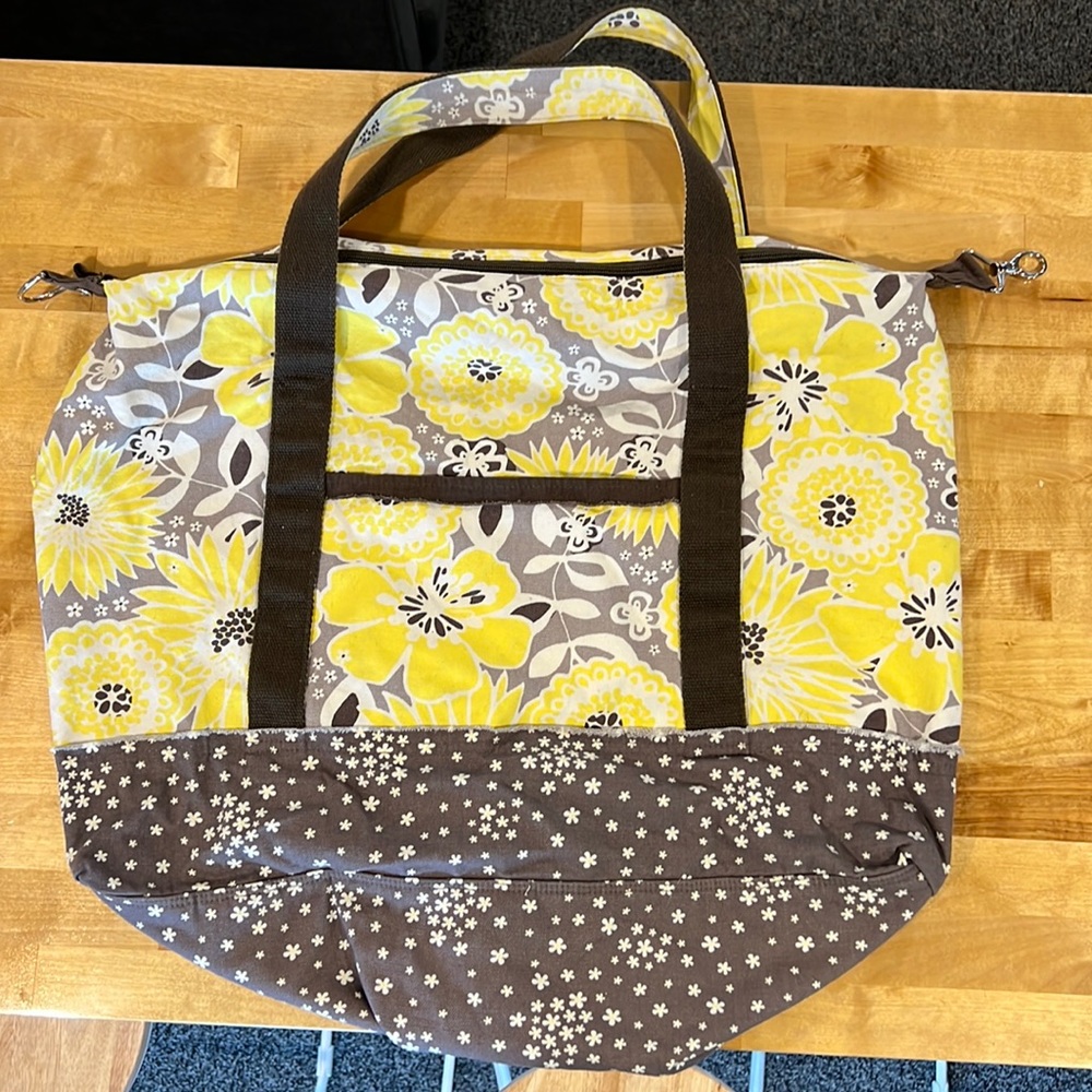 Thirty-one weekender bag. Yellow and taupe/brown daisy print